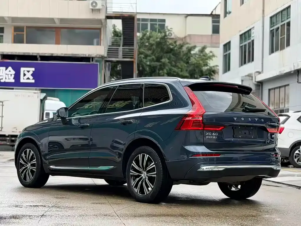 Volvo XC60 — фото 10