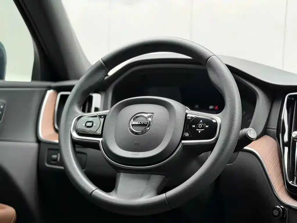 Volvo XC60 — фото 3