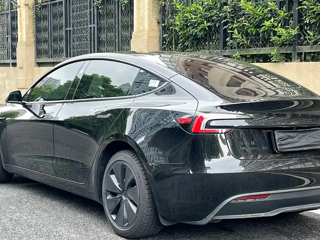 Tesla Model 3 — фото 9