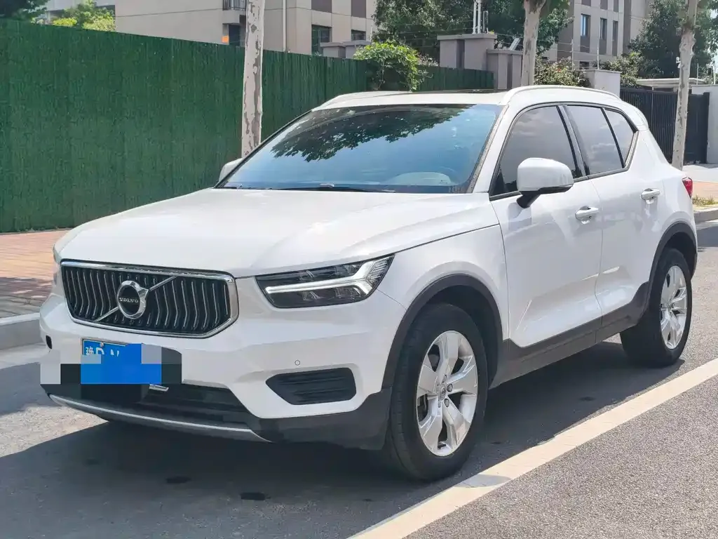 Volvo XC40 — фото 1