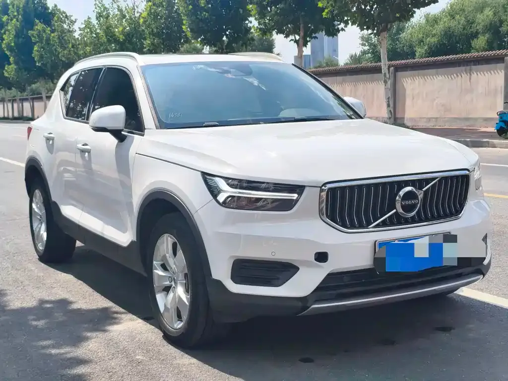Volvo XC40 — фото 10