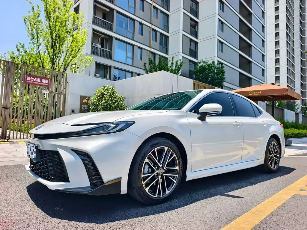 Toyota Camry — фото 1