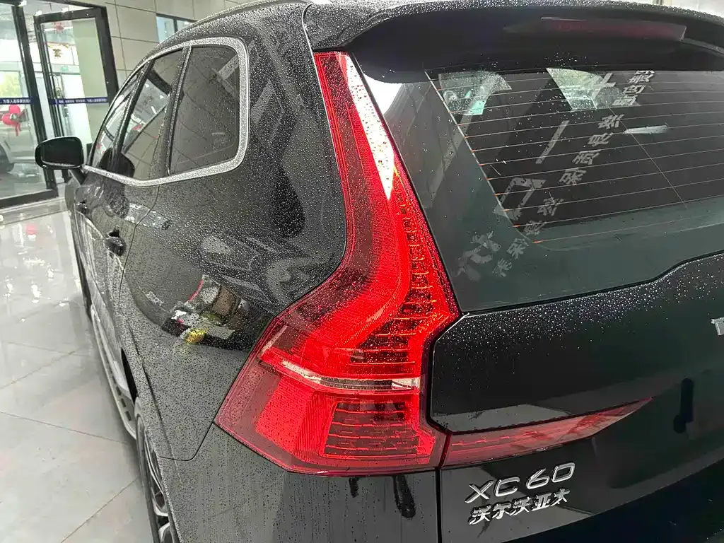 Volvo XC60 — фото 6