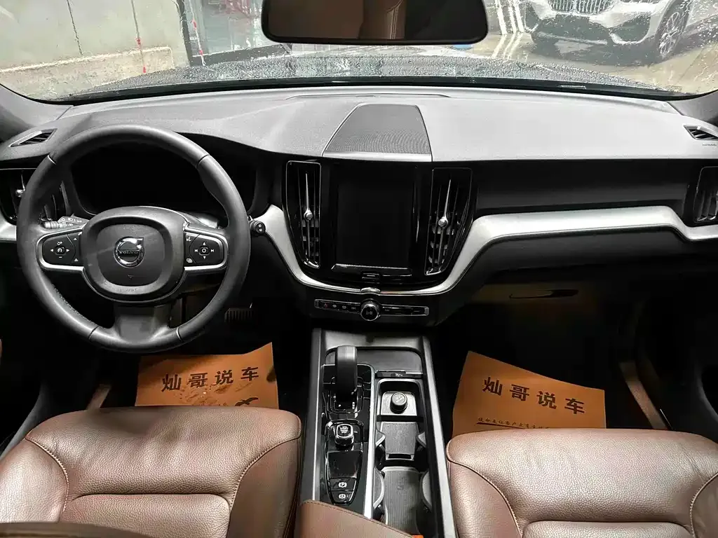 Volvo XC60 — фото 9