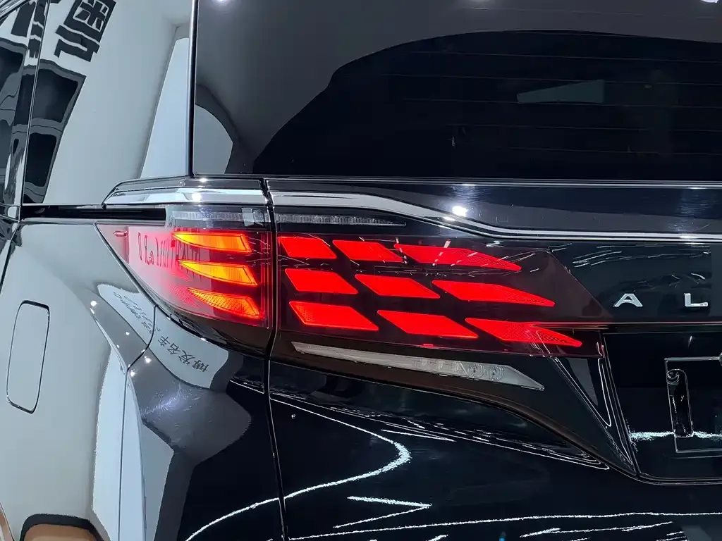 Toyota Alphard — фото 4