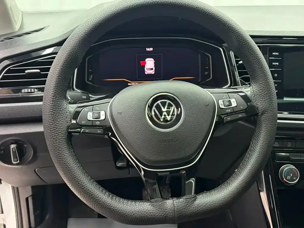 Volkswagen T-Roc — фото 8