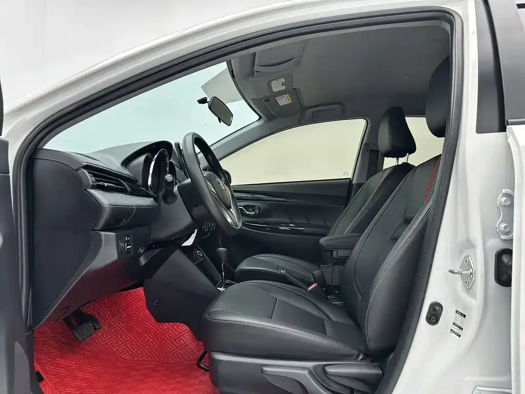 Toyota Yaris L — фото 9