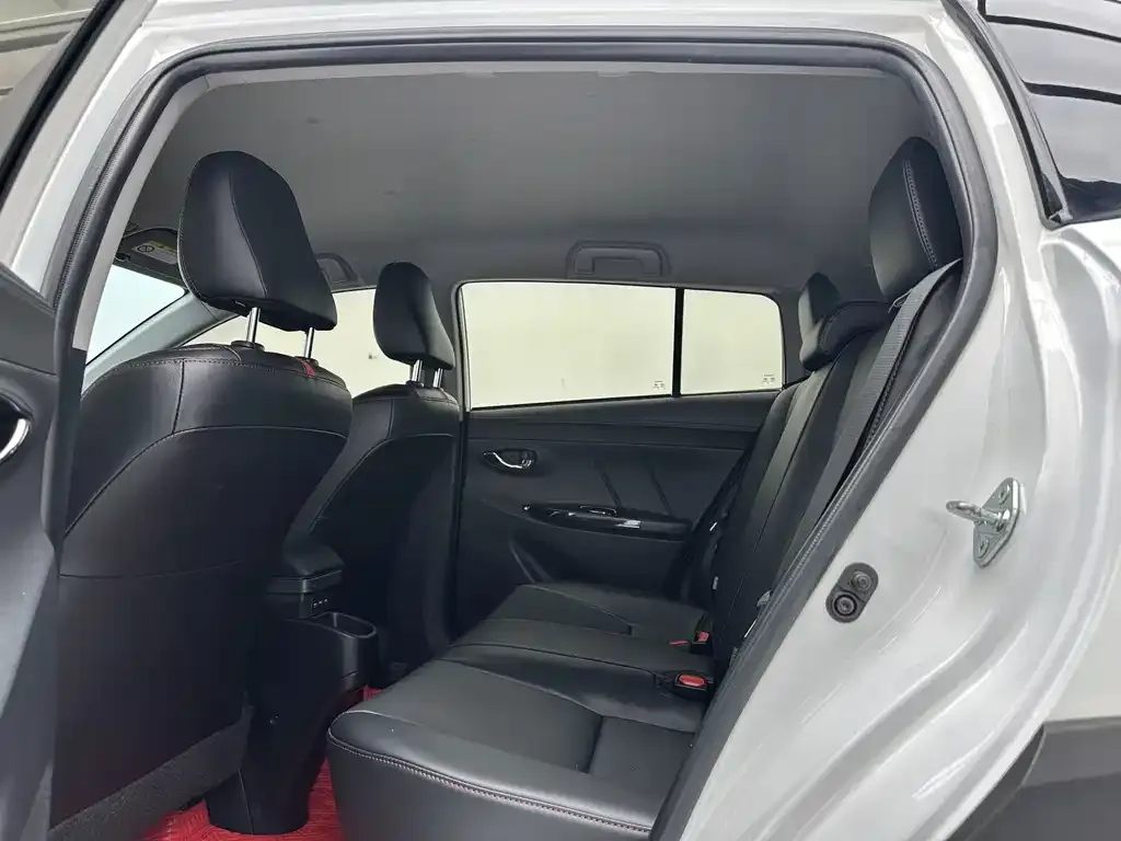 Toyota Yaris L — фото 7