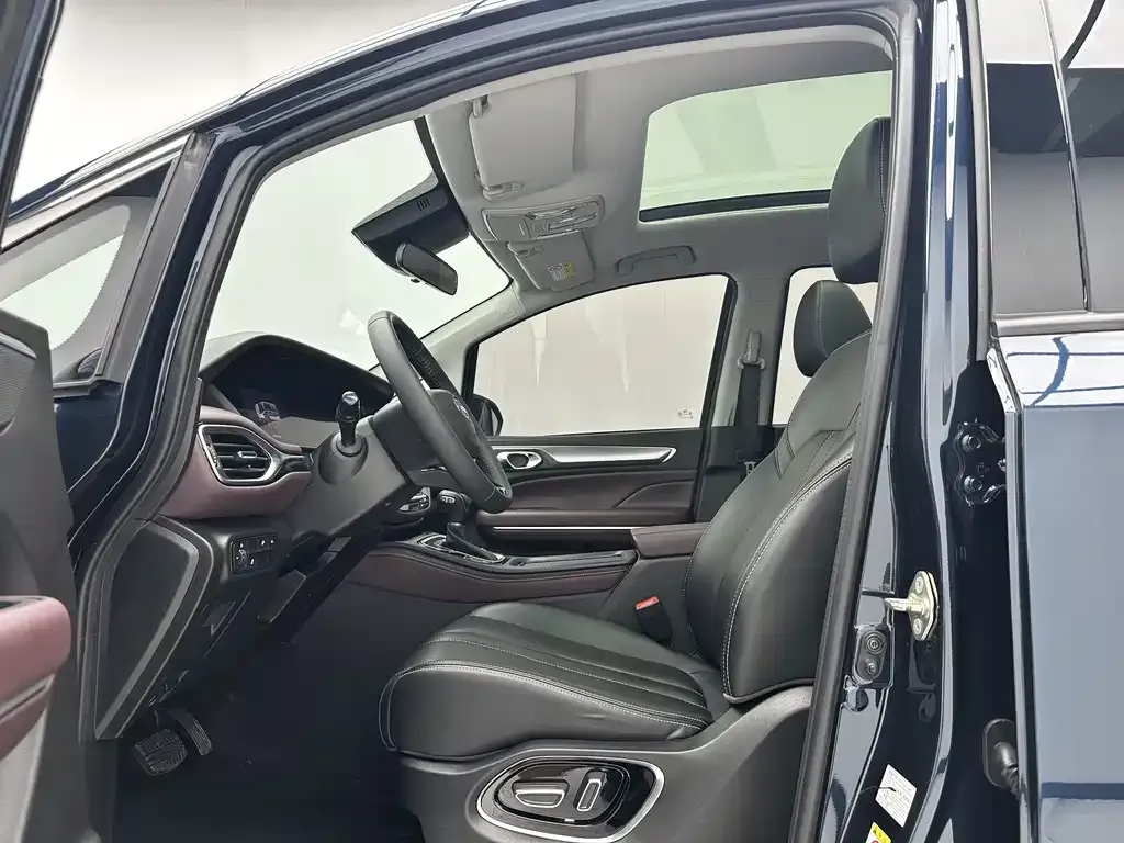 GAC Motor Trumpchi M6 — фото 10