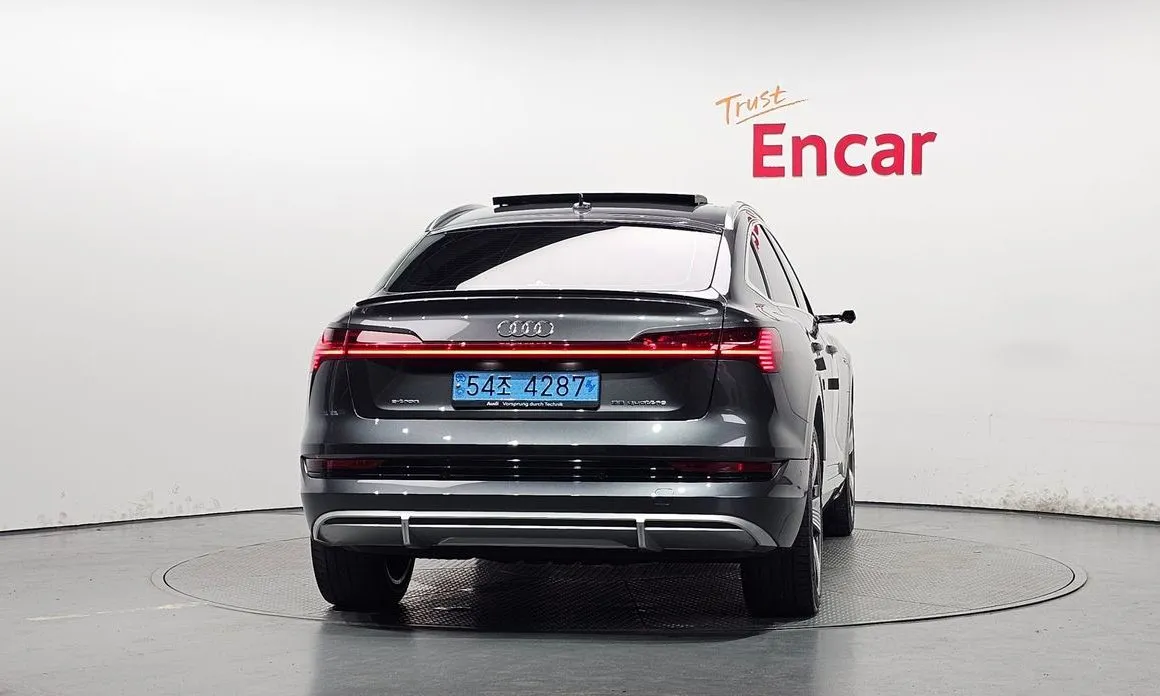 Audi e-tron — фото 6