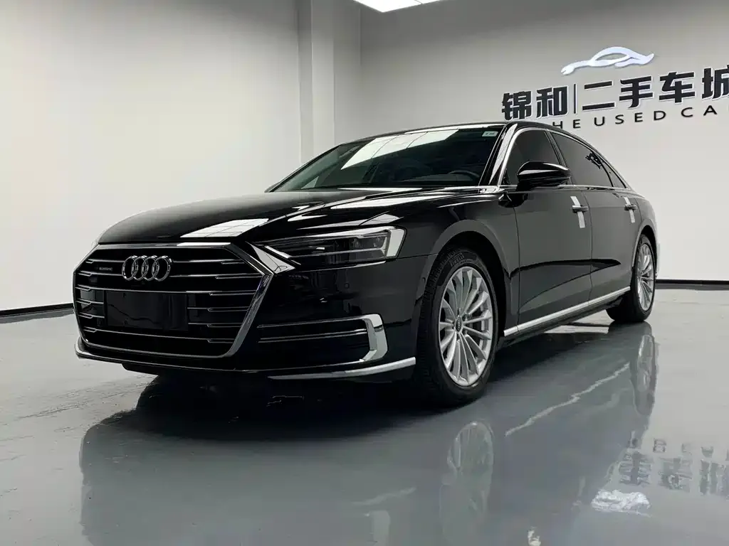 Audi A8 — фото 1