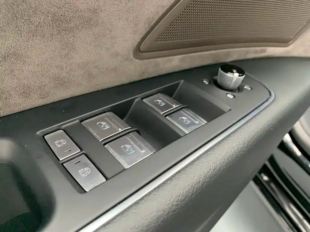 Audi A8 — фото 7