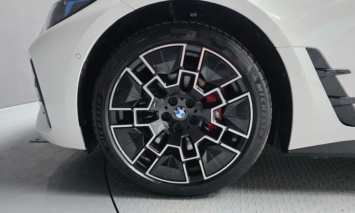 BMW i4 — фото 3