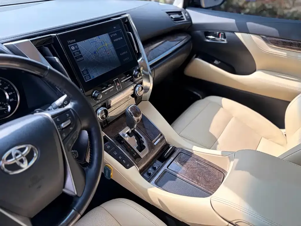 Toyota Alphard — фото 8