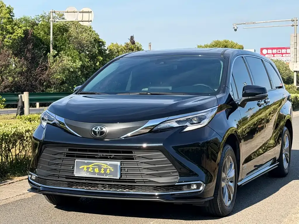 Toyota Sienna — фото 1