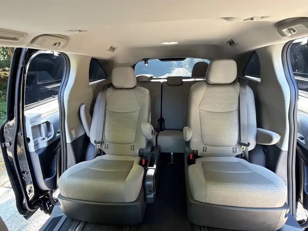 Toyota Sienna — фото 10