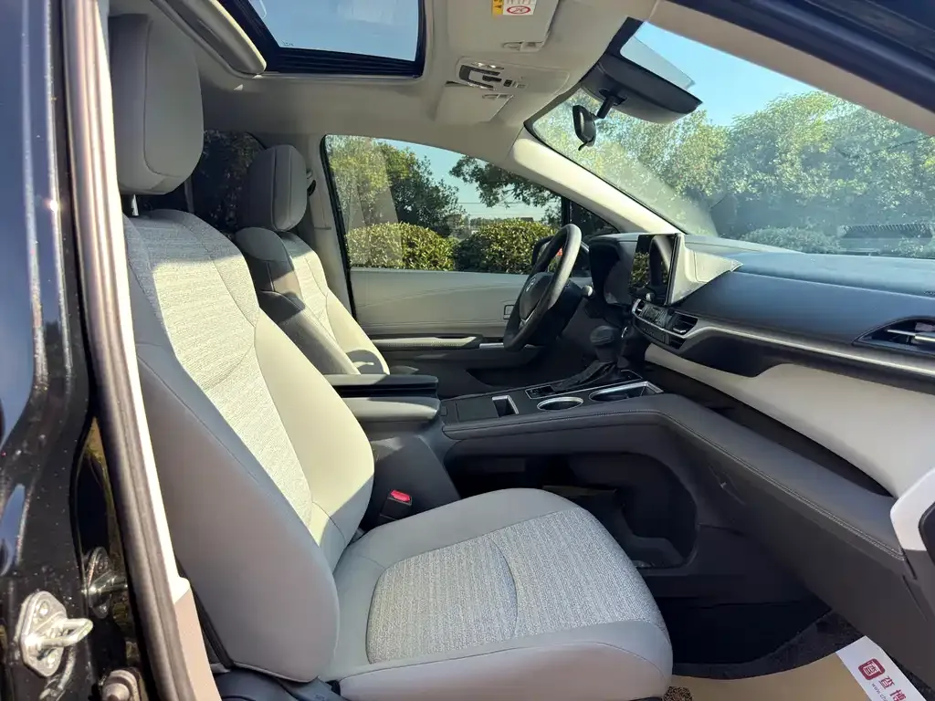 Toyota Sienna — фото 9