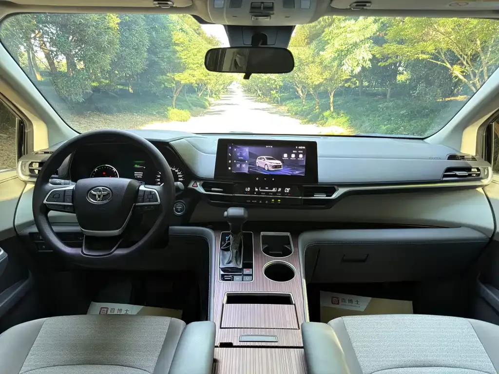 Toyota Sienna — фото 3
