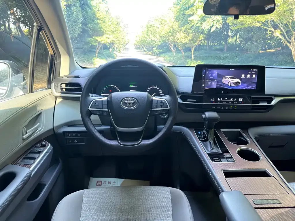 Toyota Sienna — фото 4