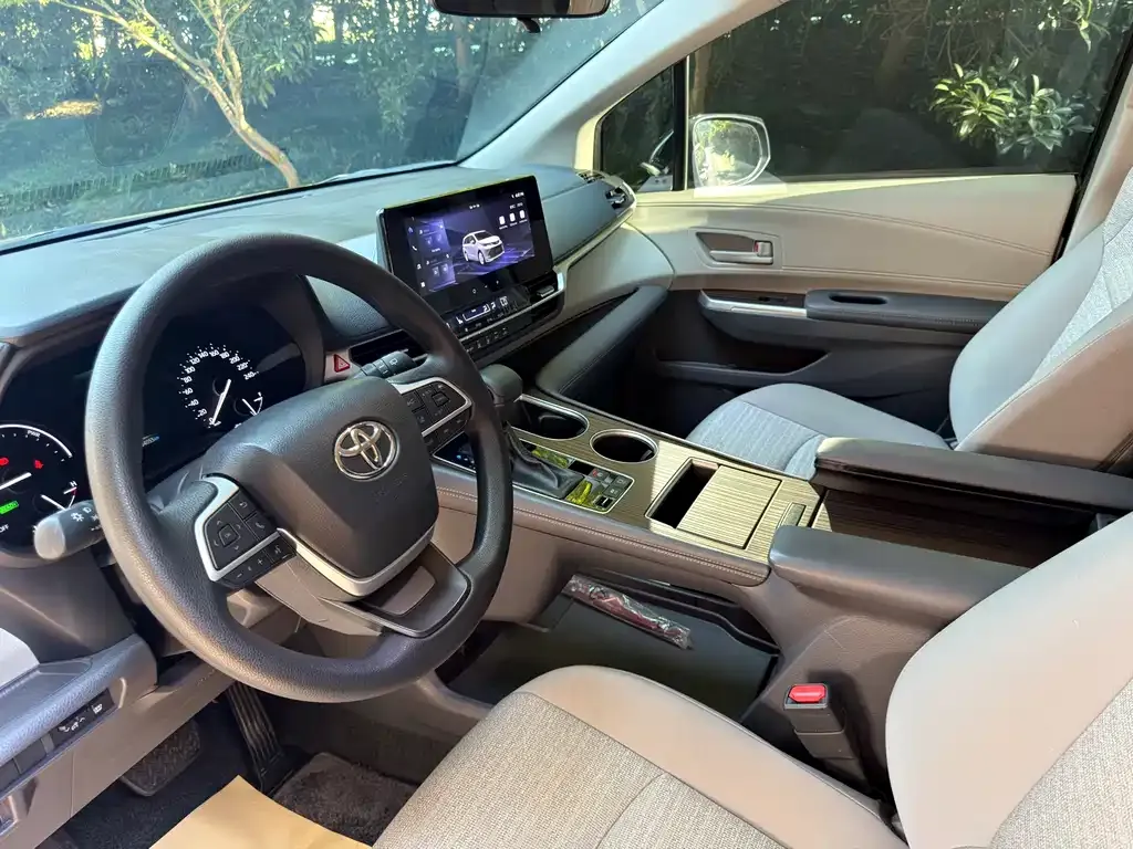 Toyota Sienna — фото 2