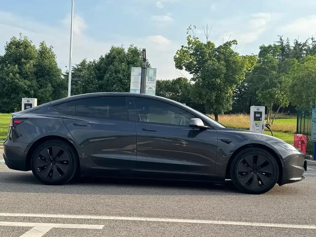 Tesla Model 3 — фото 9