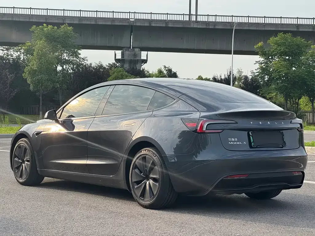 Tesla Model 3 — фото 7