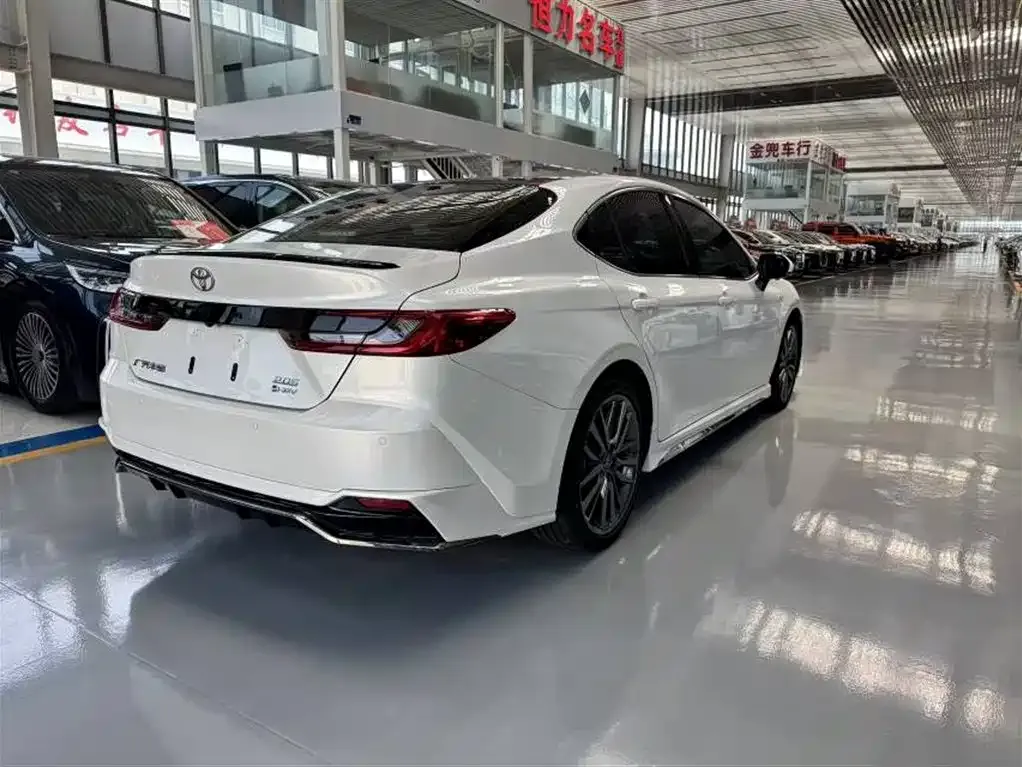Toyota Camry — фото 9
