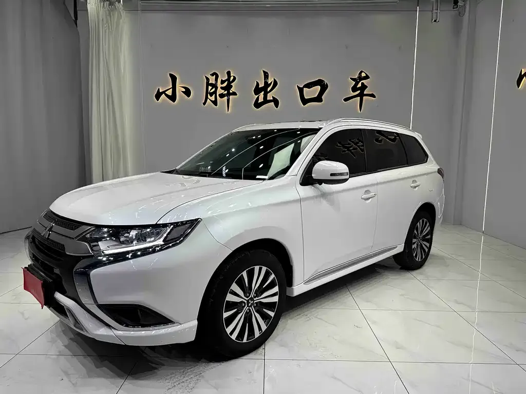 Mitsubishi Outlander — фото 1