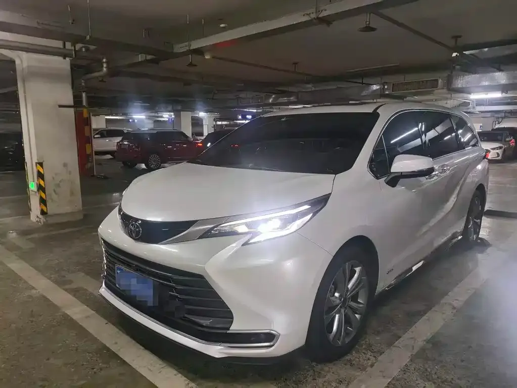 Toyota Sienna — фото 1