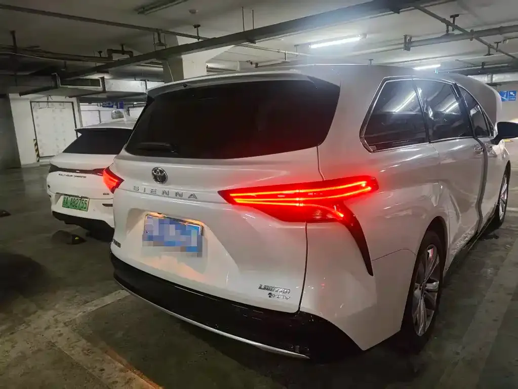 Toyota Sienna — фото 10