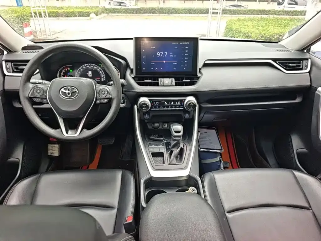 Toyota RAV4 — фото 6