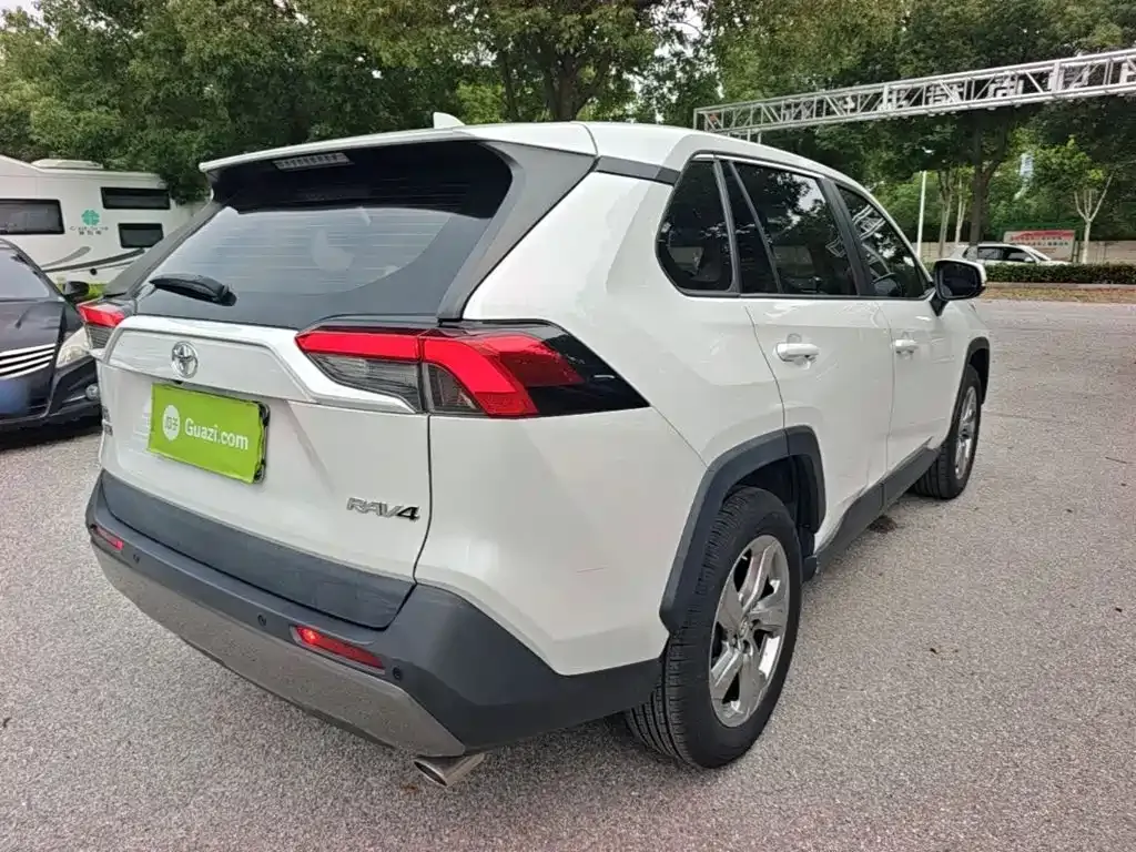 Toyota RAV4 — фото 8