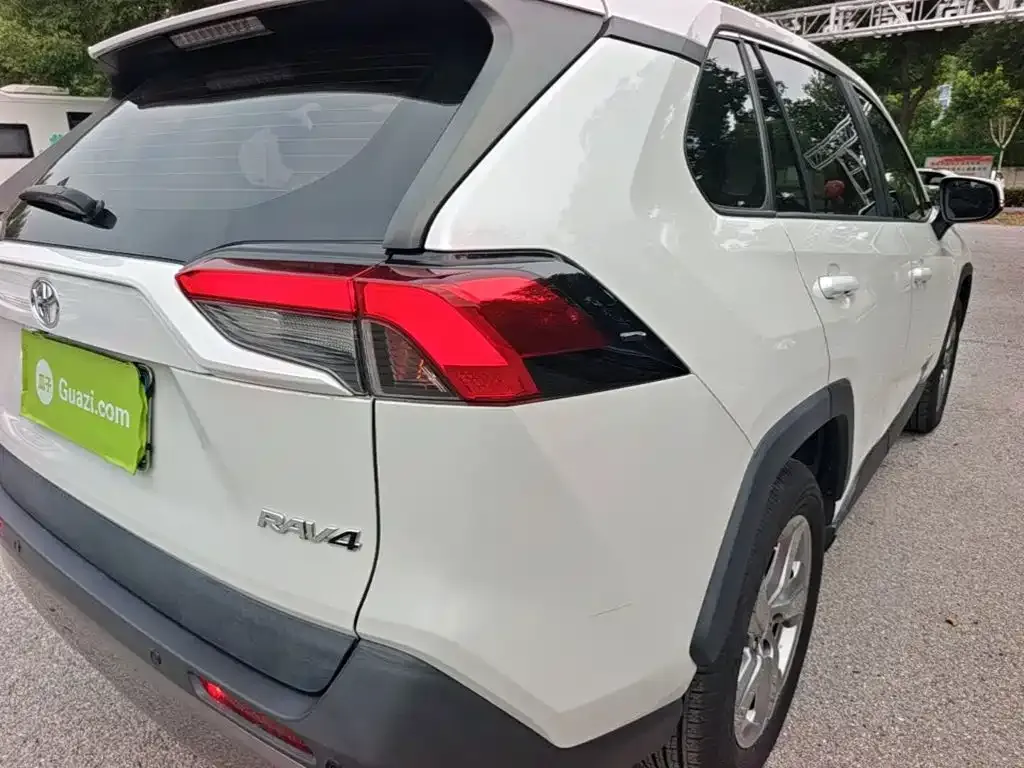 Toyota RAV4 — фото 9