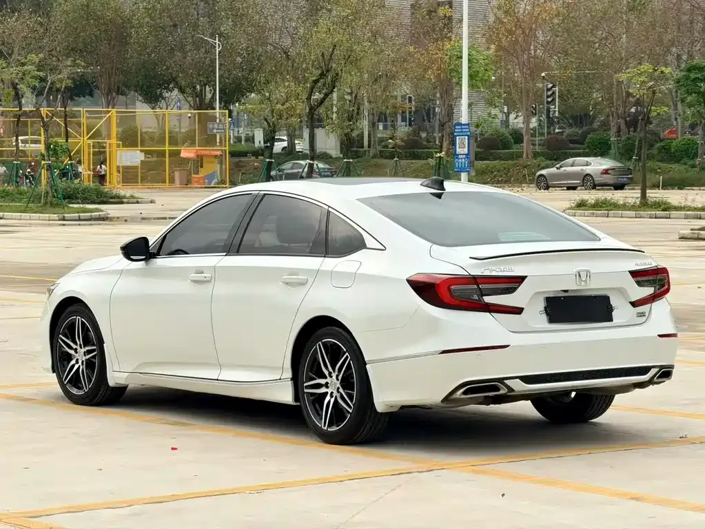Honda Accord — фото 10