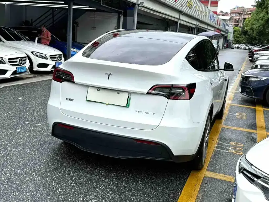 Tesla Model Y — фото 5