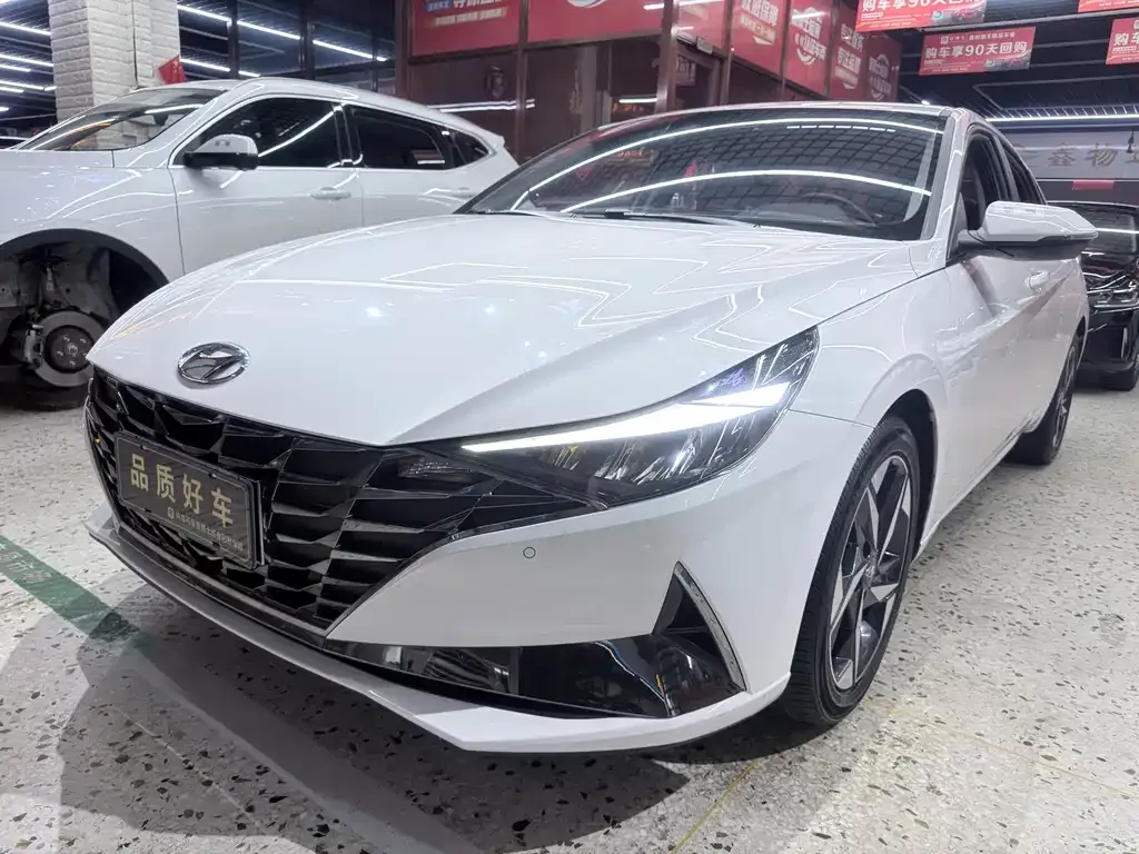 Hyundai Elantra — фото 1
