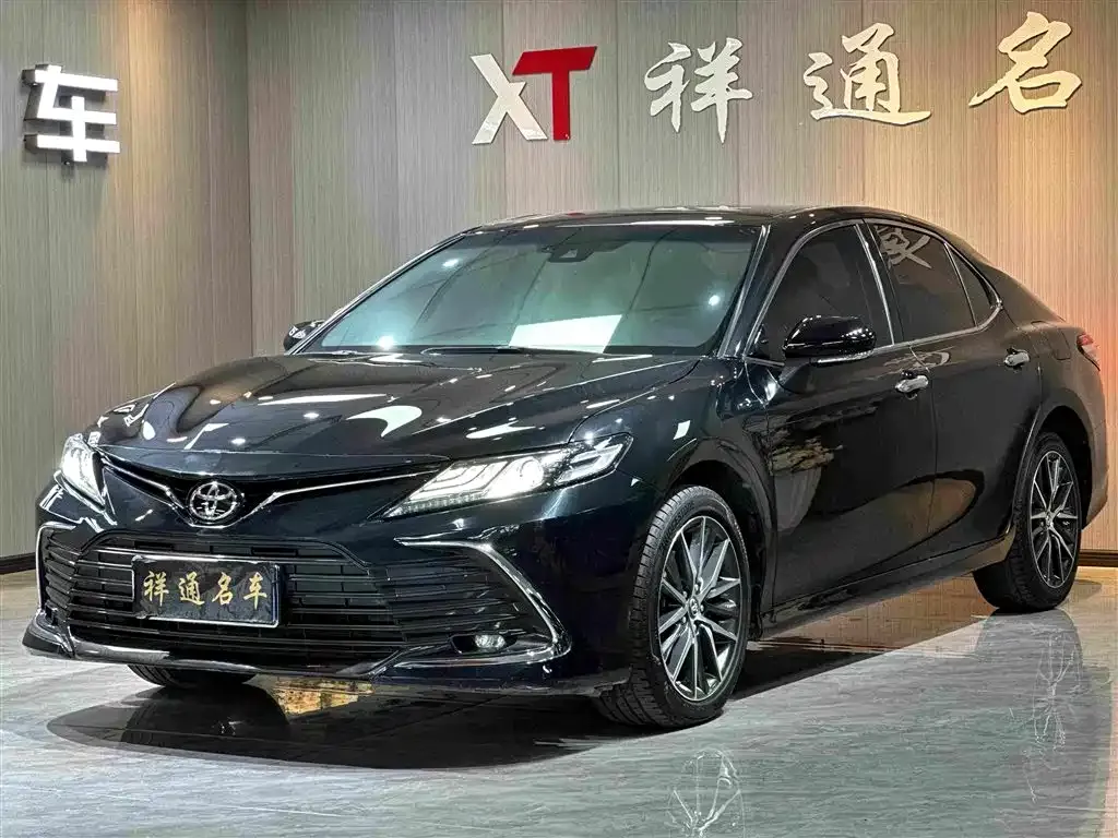Toyota Camry — фото 1