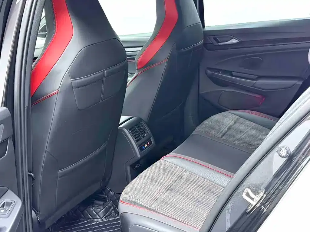 Volkswagen Golf GTI — фото 6