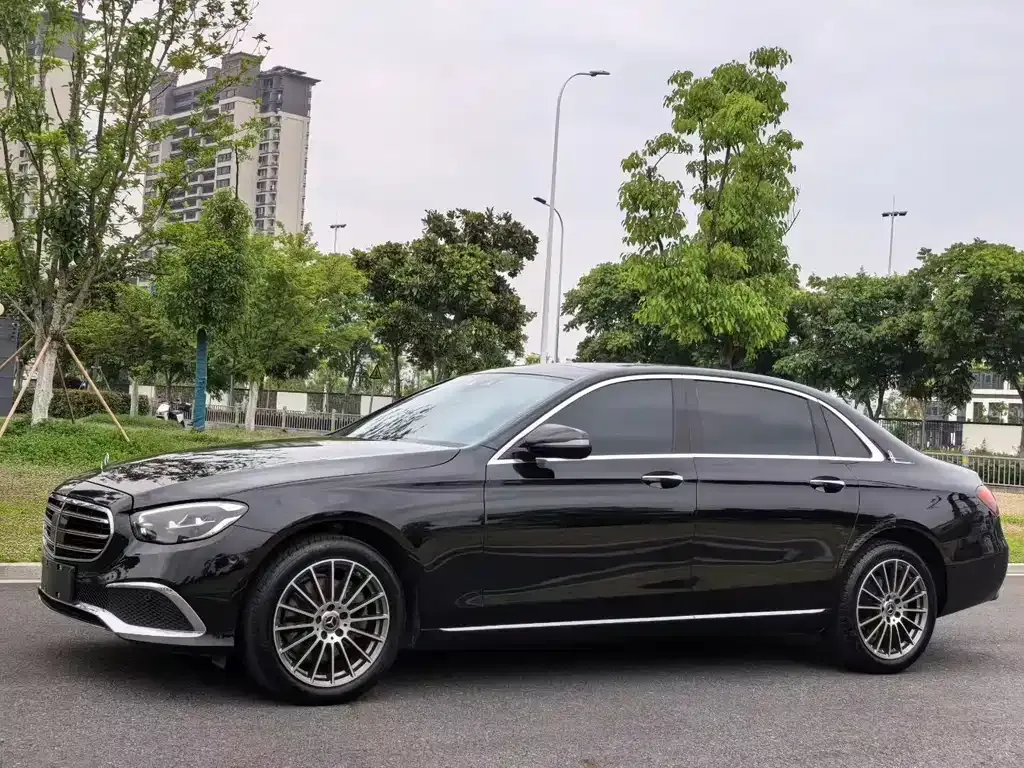 Mercedes-Benz E-Class — фото 1