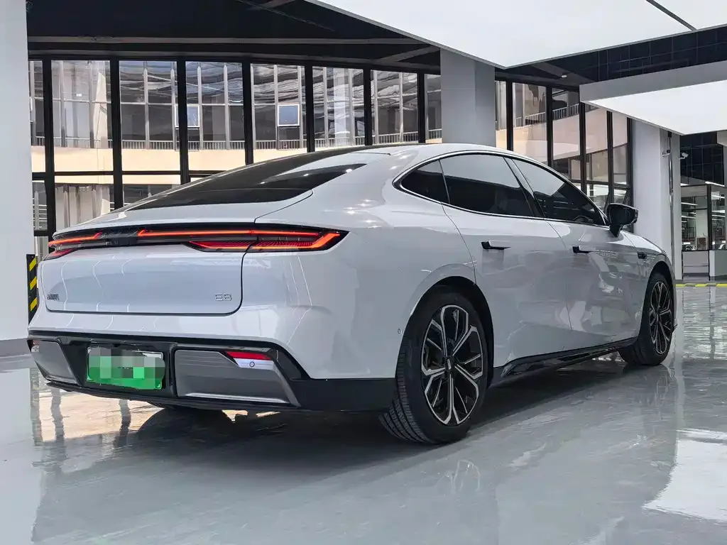 Geely Galaxy E8 — фото 3