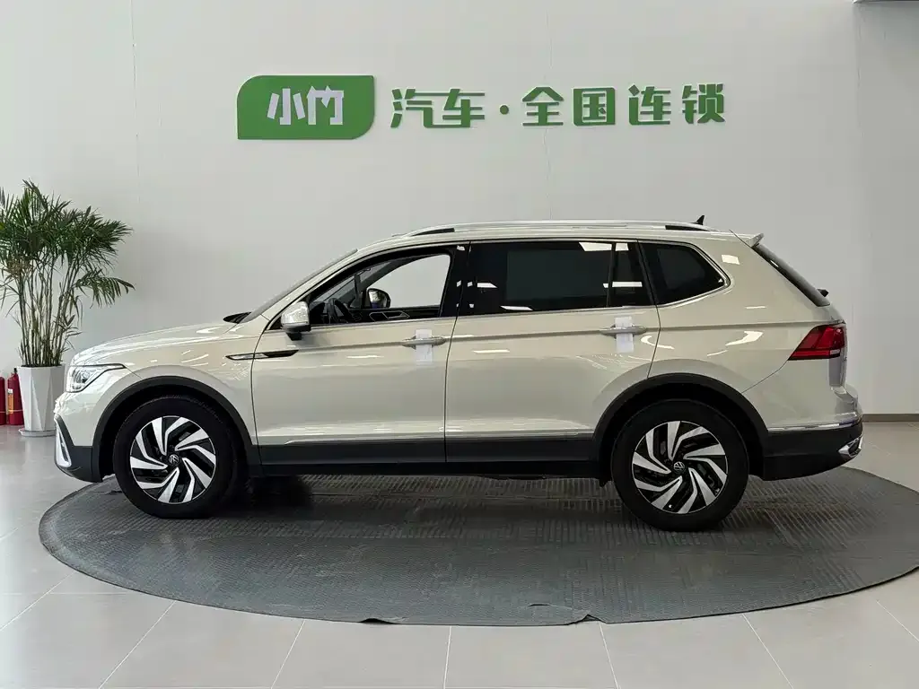 Volkswagen Tiguan L — фото 5