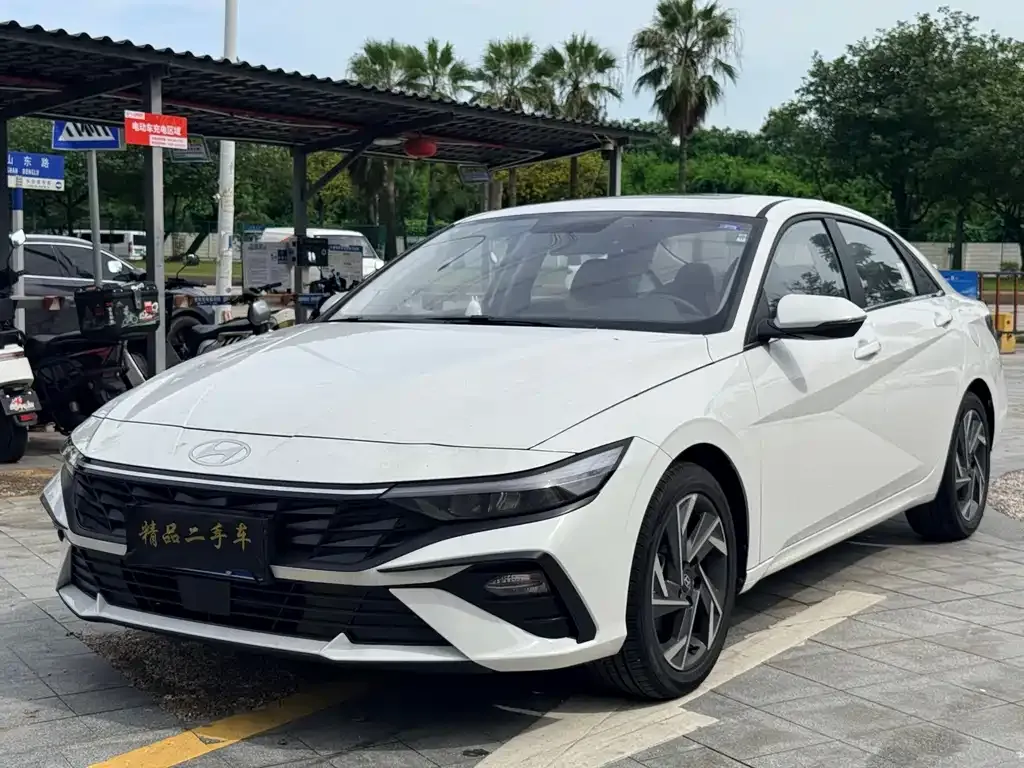 Hyundai Elantra — фото 1