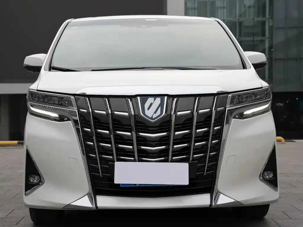 Toyota Alphard — фото 1