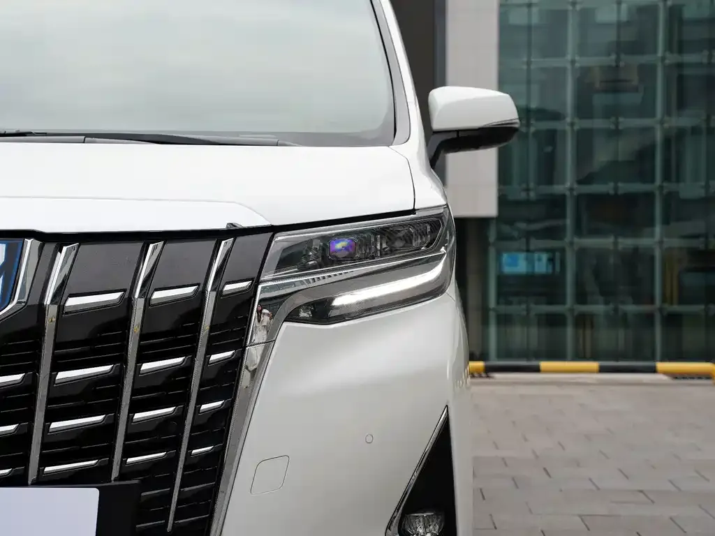 Toyota Alphard — фото 2