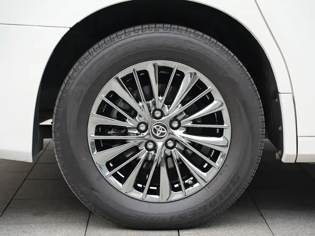 Toyota Alphard — фото 9