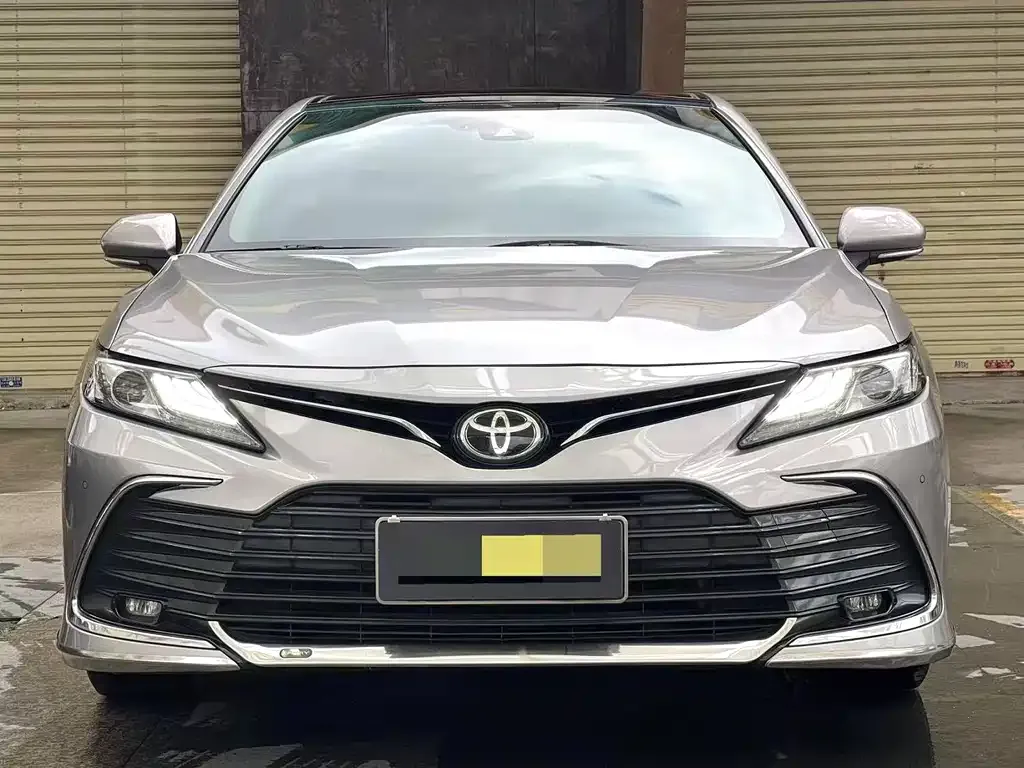 Toyota Camry — фото 1