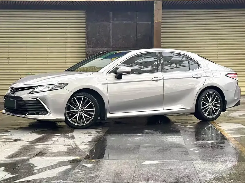 Toyota Camry — фото 5