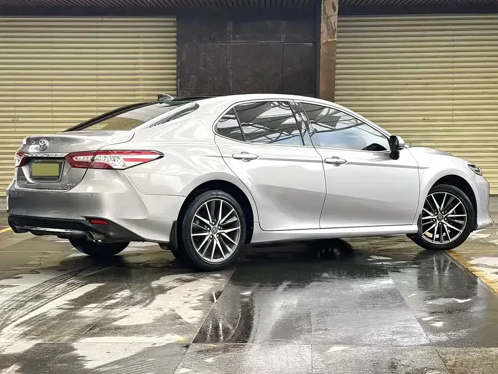 Toyota Camry — фото 9