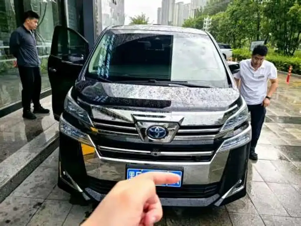 Toyota Alphard — фото 1