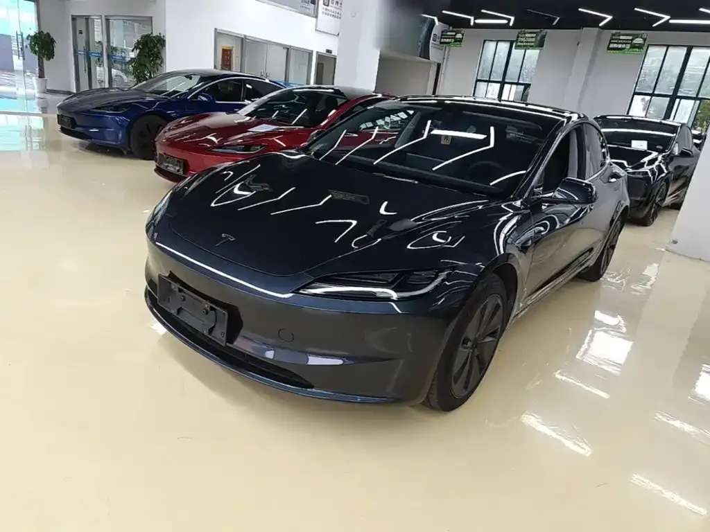 Tesla Model 3 — фото 1